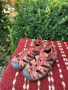 Keen Girl’s Multicolor Strappy Outdoor Coral and Pink Sandals Size 3